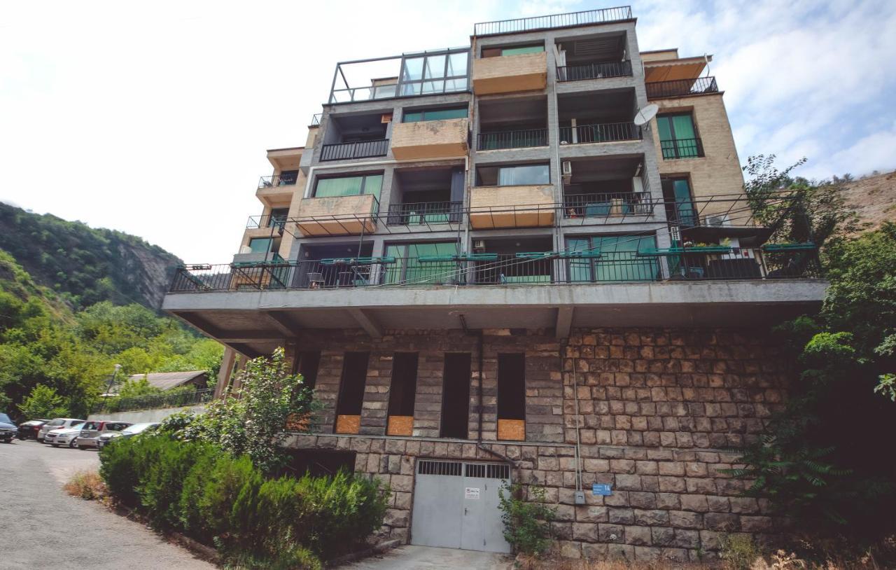 Ferienwohnung Under The Mountain Tbilisi Exterior foto